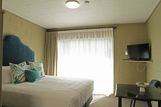 Turquoise Room - bed and TV